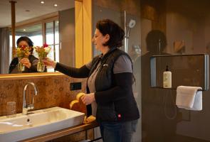 Mitarbeiterin im Housekeeping im Bergdorf LiebesGrün