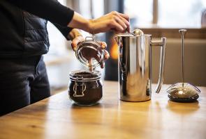 Frsiches Bergfrühstück in der Hütte serviert