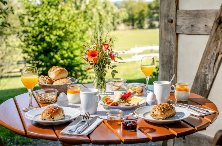 Gedeckter Frühstückstisch in Berghütte mit regionalen Produkten