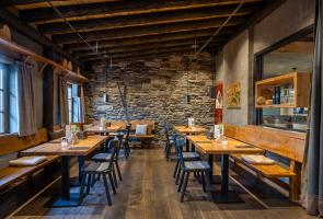 Tische im Restaurant Handweiser Hütte in Schmallenberg