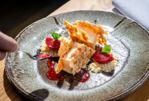 Slow Food Dessert Vanille-Parfait mit Mandelknusper und Beeren-Kompott Slow Food Dessert Vanille-Parfait mit Mandelknusper und Beeren-Kompott