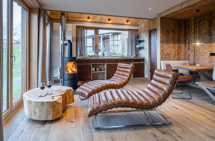 Wohnbereich und Esstisch im Bergchalet mit vielen Naturmaterialien