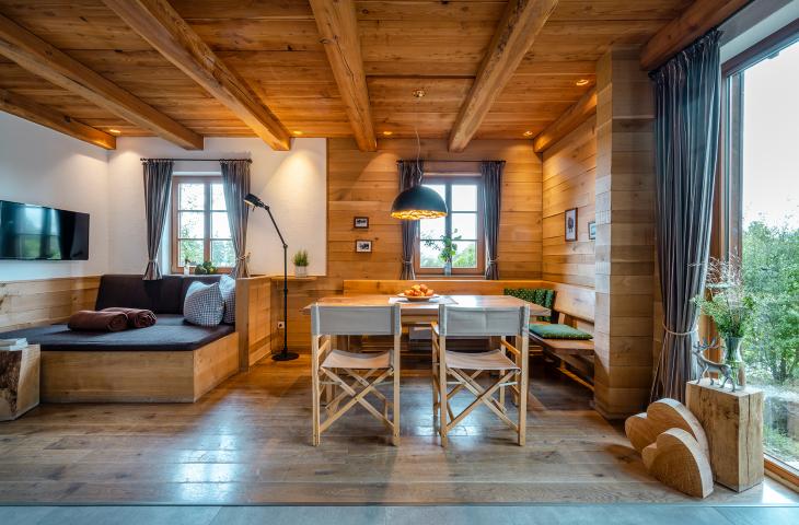 Berghütte Tisch Eckbank und Liegebereich Wohnraum