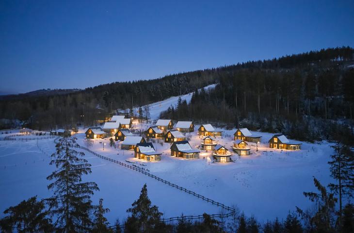 Bergdorf LiebesGrün im Winter Dorfansicht mit Schnee im Hintergrund Schmallenberger Höhenlift