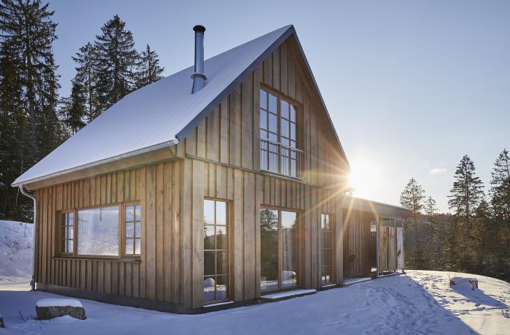 Unsere Bergchalets im Winter Hüttenansicht mit Schnee im Hintergrund Schmallenberger Höhenlift